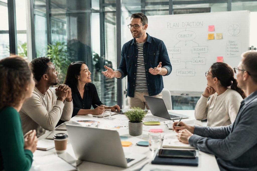 découvrez comment le coaching d'équipe stimule la collaboration et accélère les résultats, en dépassant les limites individuelles grâce à la force du collectif.