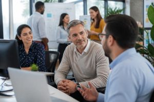 découvrez pourquoi les ex-cadres choisissent de devenir coachs et comment leur expérience unique transforme le management et la performance en entreprise.