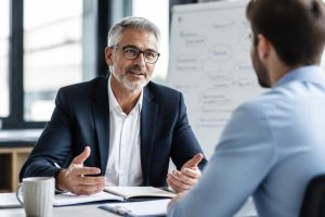 découvrez comment la reconversion d'un cadre senior dans le coaching devient un atout stratégique majeur pour les drh, alliant expérience et leadership pour transformer la gestion des talents.