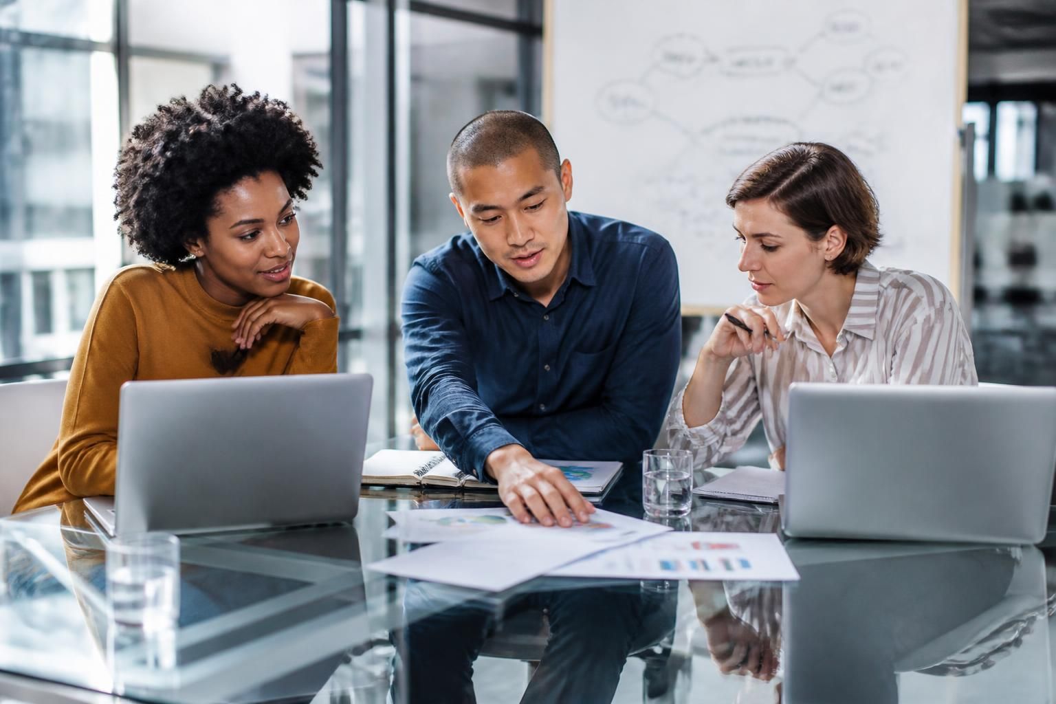 découvrez comment la cohésion, la coopération et la performance forment une trilogie essentielle pour réussir et faire la différence dans votre entreprise.